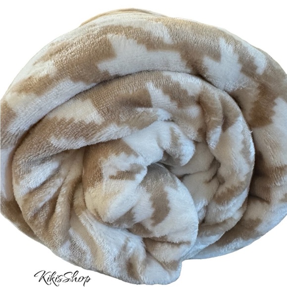 Printed Plush Houndstooth Throw with Faux Shearling Reverse Neutral/Cream - Picture 7 of 7